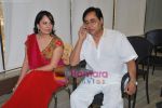 Jagjit Singh, Manesha Agarwal at the launch of Manesha Agarwal_s album Padaro Mhare Dess.. in Parel on 2ns May 2011 (4).JPG